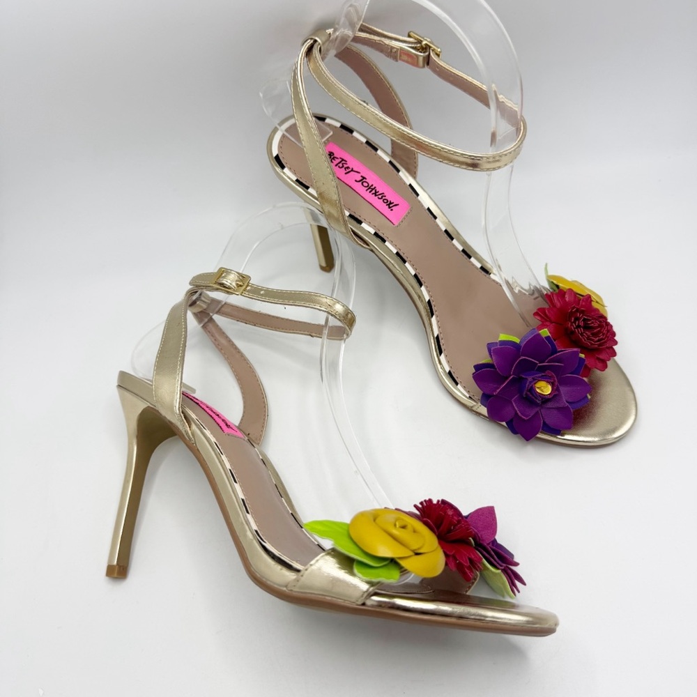 Betsey Johnson Fluer Sandals Heels Flower embellished Size 7.5 Gold Metallic